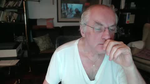 Snapshot of philoumis2 chatting on 02.08.25 Philippe online show from 02.08.25