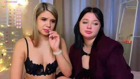 Snapshot of phyllisheart chatting on 03.04.25 Lora black and Lili blonde welcome you here online show from 03.04.25