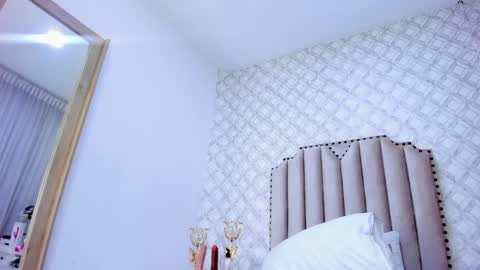 Snapshot of pia_johnson_ chatting on 01.05.25 online show from 01.05.25