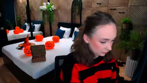 Emelie online show from 10.31.25