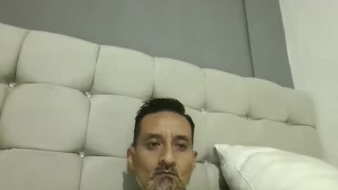 Snapshot of pieslatinos chatting on 01.14.26 pieslatinos online show from 01.14.26