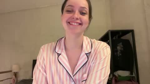 Snapshot of pileacadieri__ chatting on 03.12.25 Trisha online show from 03.12.25