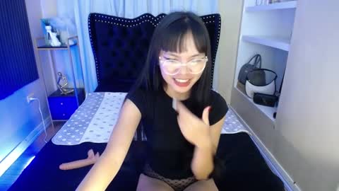 Snapshot of pinay_slutx chatting on 12.26.24 dee online show from 12.26.24