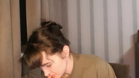 Snapshot of pineapple__mood chatting on 05.05.26 online show from 05.05.26