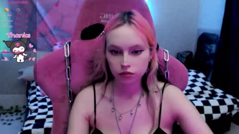 Snapshot of pineapple_dope chatting on 09.10.25 Nancy online show from 09.10.25