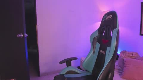 Snapshot of pink_quarz chatting on 09.27.25 KELLY online show from 09.27.25