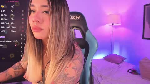 Snapshot of pink_quarz chatting on 10.11.25 KELLY online show from 10.11.25