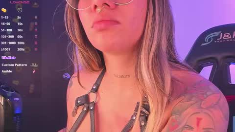 Snapshot of pink_quarz chatting on 10.25.25 KELLY online show from 10.25.25