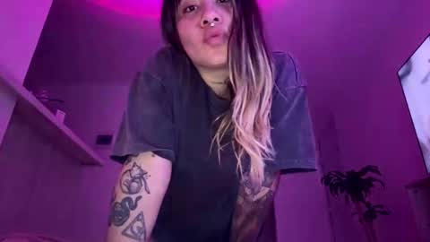 Snapshot of pink_quarz chatting on 11.24.25 KELLY online show from 11.24.25