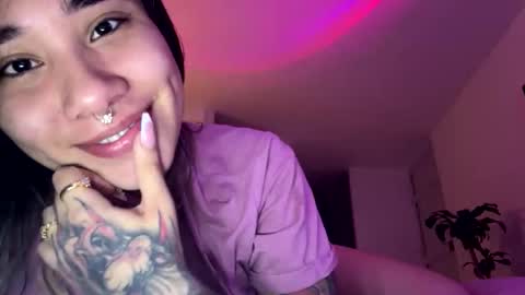 Snapshot of pink_quarz chatting on 11.26.25 KELLY online show from 11.26.25