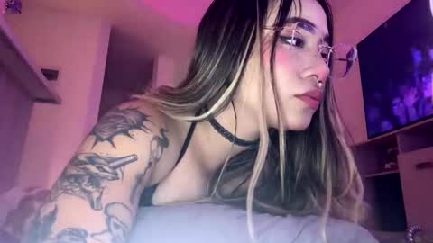 Snapshot of pink_quarz chatting on 12.03.25 KELLY online show from 12.03.25