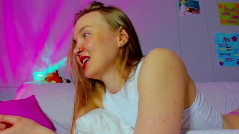 Snapshot of pinkk_lemonade chatting on 05.16.26 Mila online show from 05.16.26