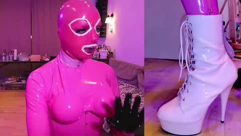 Snapshot of pinklatexgurl chatting on 12.21.25 pinklatexgurl online show from 12.21.25