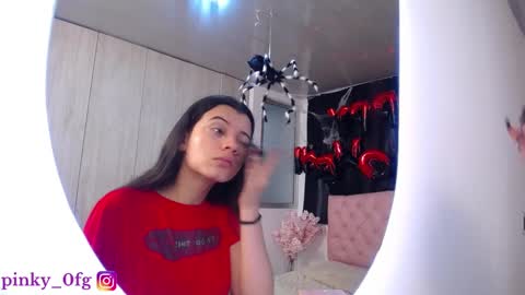 Snapshot of pinky_f00x chatting on 10.29.25 pinky_f00x online show from 10.29.25