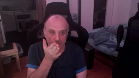 Snapshot of pip10 chatting on 10.19.25 pip10 online show from 10.19.25