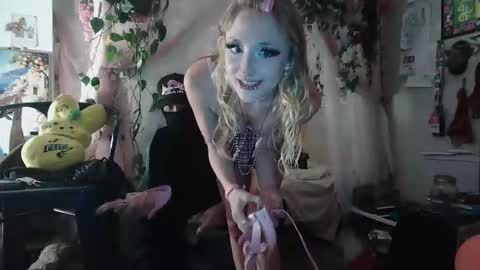 Snapshot of pixielovely chatting on 05.17.26 pixielovely online show from 05.17.26