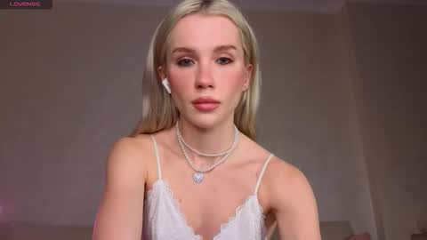 Snapshot of pixieprick chatting on 01.11.26 Emmy and Edward online show from 01.11.26