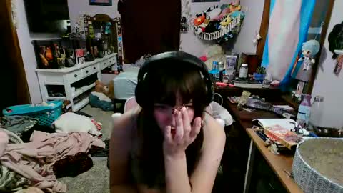 Snapshot of pixinun chatting on 01.09.25 Izzy online show from 01.09.25