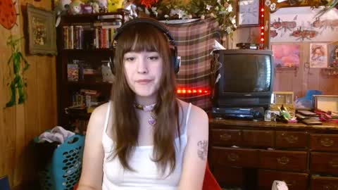 Snapshot of pixinun chatting on 02.11.25 Izzy online show from 02.11.25