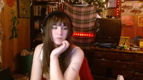 Snapshot of pixinun chatting on 02.12.25 Izzy online show from 02.12.25