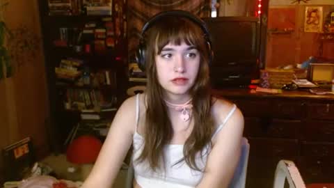 Snapshot of pixinun chatting on 10.11.25 Izzy online show from 10.11.25