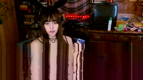 Snapshot of pixinun chatting on 11.10.25 Izzy online show from 11.10.25