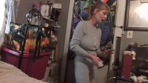 Snapshot of pizzedwife chatting on 04.28.26 pizzedwife online show from 04.28.26