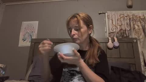 Snapshot of pizzedwife chatting on 05.13.26 pizzedwife online show from 05.13.26