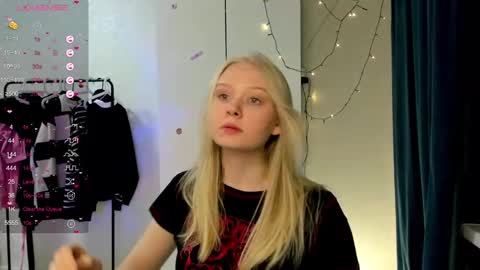 Snapshot of pocet_barbie chatting on 01.22.25 Mary online show from 01.22.25