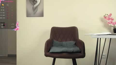 Snapshot of poisonevelyn chatting on 11.20.25 Holy Blonde online show from 11.20.25