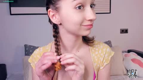 Snapshot of polly_bee chatting on 09.16.25 Polly online show from 09.16.25