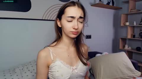 Snapshot of polly_bee chatting on 10.04.25 Polly online show from 10.04.25