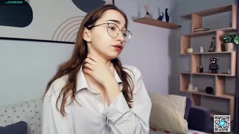 Snapshot of polly_bee chatting on 10.10.25 Polly online show from 10.10.25