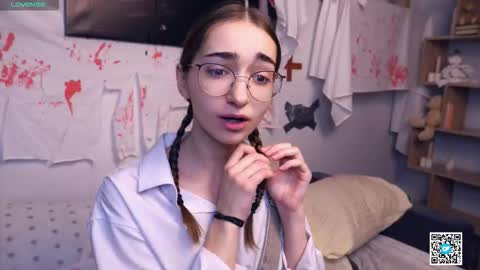 Snapshot of polly_bee chatting on 11.01.25 Polly online show from 11.01.25