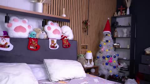 Snapshot of polly_bee chatting on 11.27.25 Polly online show from 11.27.25