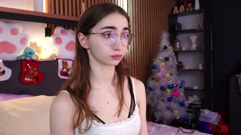 Snapshot of polly_bee chatting on 12.03.25 Polly online show from 12.03.25