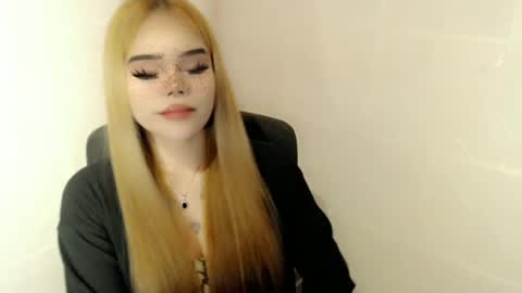 Snapshot of preciousangel69xxx chatting on 06.06.26 MAXXINE online show from 06.06.26
