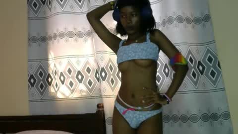 Snapshot of pretty__lisa chatting on 12.22.25 pretty__lisa online show from 12.22.25