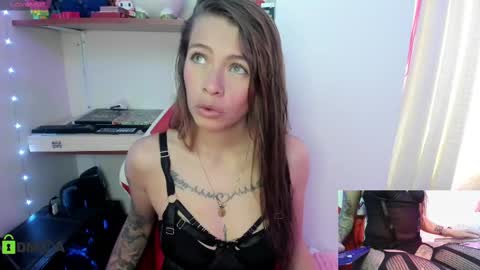 Snapshot of pretty_candysex chatting on 09.24.25 Lisa online show from 09.24.25