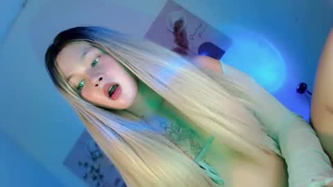 Snapshot of pretty_little_baby28 chatting on 11.16.25 Flor online show from 11.16.25