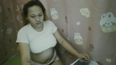 Snapshot of pretty_lyn08 chatting on 04.24.26 pretty_lyn08 online show from 04.24.26