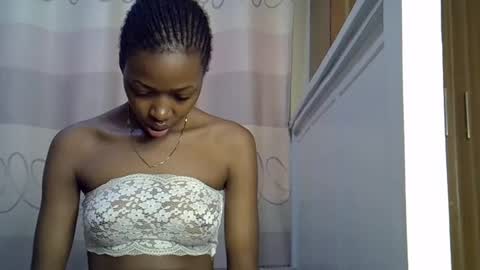 Snapshot of pretty_petite24 chatting on 01.09.25 pretty_petite24 online show from 01.09.25