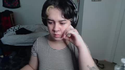 Snapshot of prettyandpeachy chatting on 11.26.25 Mistress Mallad online show from 11.26.25