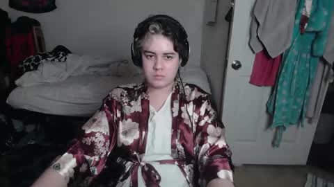 Snapshot of prettyandpeachy chatting on 12.23.25 Mistress Mallad online show from 12.23.25