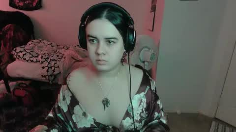 Snapshot of prettyandpeachy chatting on 02.11.26 Mistress Mallad online show from 02.11.26