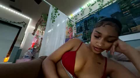 Snapshot of prettyblackgal chatting on 12.15.25 prettyblackgal online show from 12.15.25