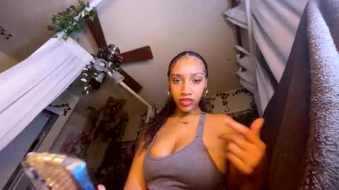 Snapshot of prettyblackgal chatting on 12.17.25 prettyblackgal online show from 12.17.25