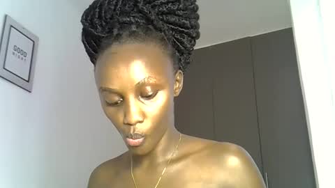 Snapshot of prettygee21 chatting on 04.21.26 Pretty darkskin doll online show from 04.21.26