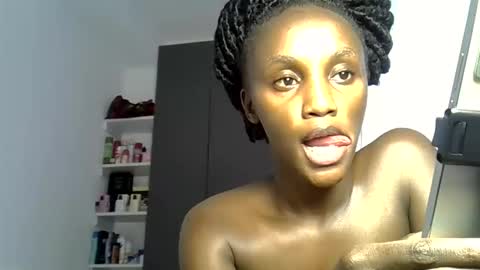 Snapshot of prettygee21 chatting on 04.22.26 Pretty darkskin doll online show from 04.22.26