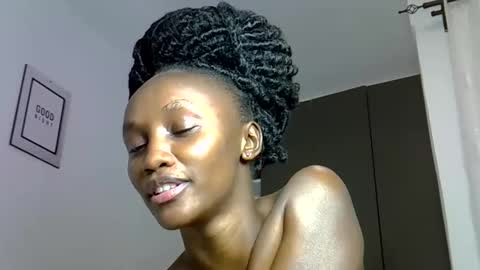 Snapshot of prettygee21 chatting on 04.24.26 Pretty darkskin doll online show from 04.24.26